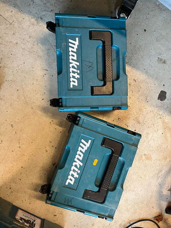 2 stk. kasser med indhold