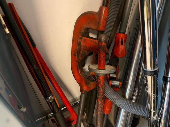 Reol med div. værktøj og tilbehør