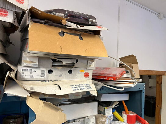 Reol med div. værktøj og tilbehør