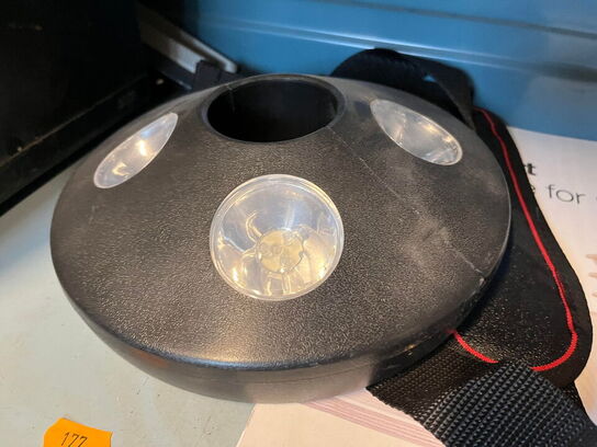 Reol med div. værktøj og tilbehør