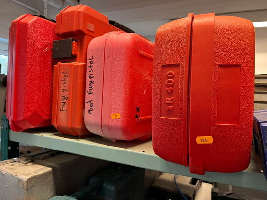 Reol med div. værktøj og tilbehør