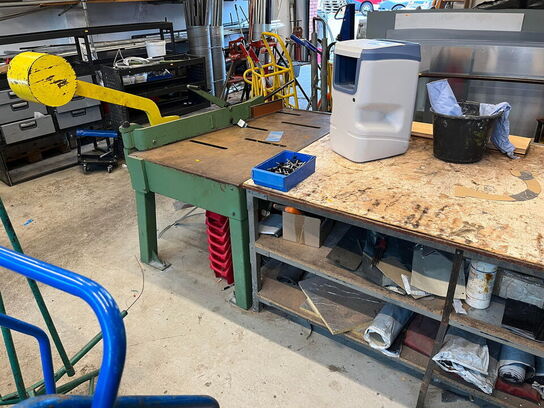 Pladesaks, pladebukker og arb.bord med indhold