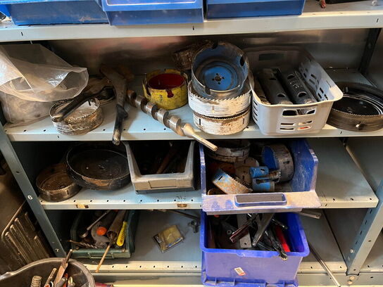 Reol med div. værktøj og tilbehør
