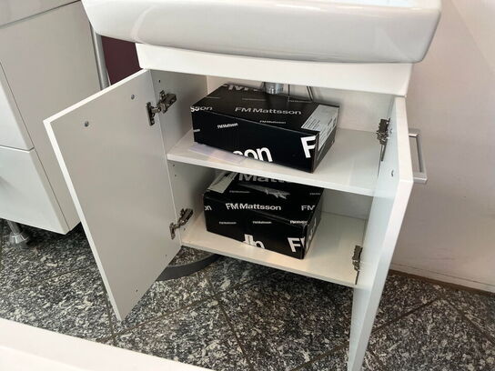 Vask med skab, udstillingsmodel