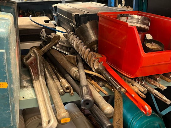 Reol med div. værktøj og tilbehør