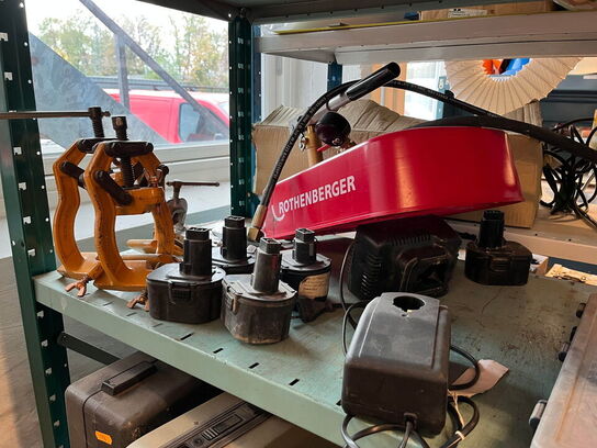 Reol med div. værktøj og tilbehør