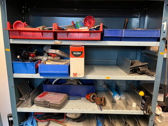 Reol med div. værktøj og tilbehør