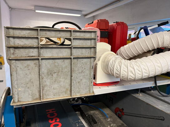 Reol med div. værktøj og tilbehør