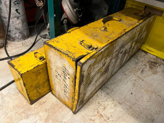 Reol med div. værktøj og tilbehør