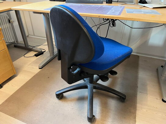 El. hæve/sænke skrivebord, 2 stk. skuffemoduler,  2 stk. reol