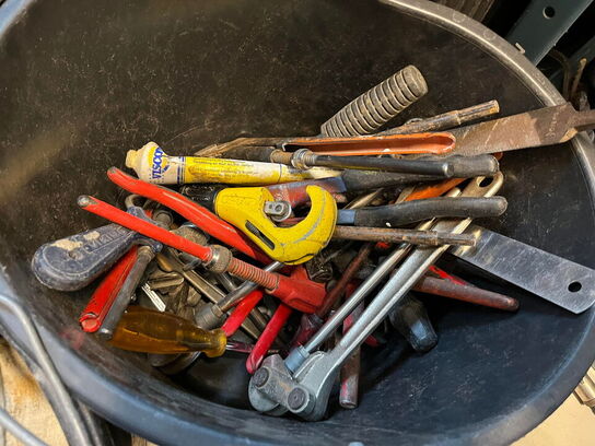 Reol med div. værktøj og tilbehør