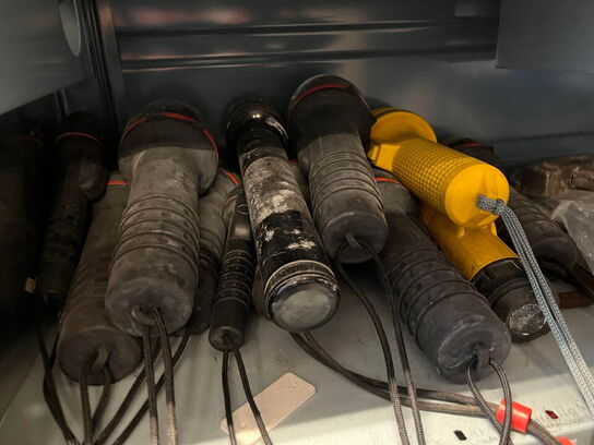 Reol med div. værktøj og tilbehør