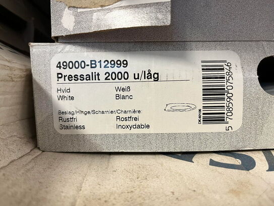 Reol med div. værktøj og tilbehør