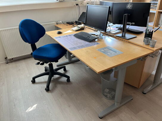 El. hæve/sænke skrivebord, 2 stk. reoler og kontorstol