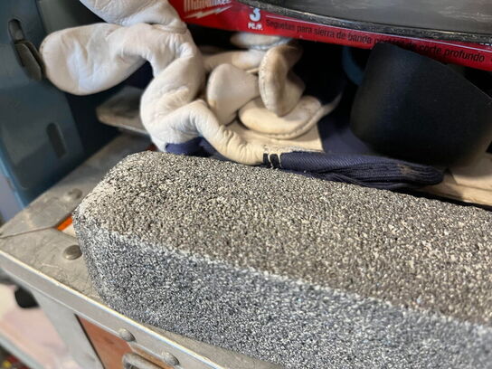 Reol med div. værktøj og tilbehør