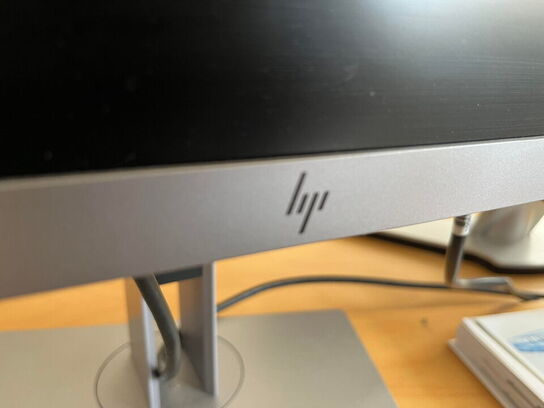 El. hæve/sænke skrivebord, 2 stk. reoler og kontorstol