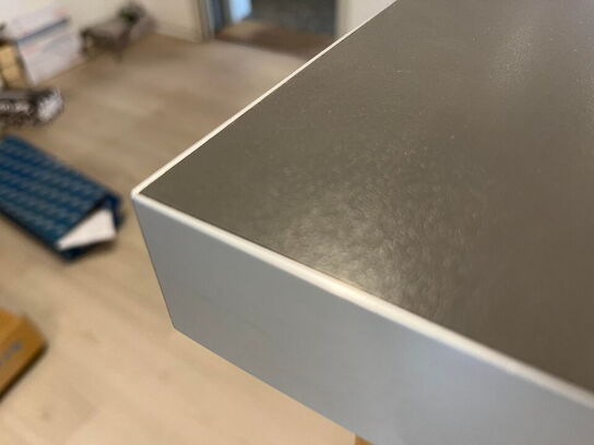 Arbejdsbord med reoler