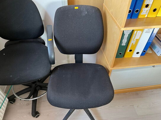 2 stk. kontorstole samt reol 