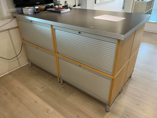 Arbejdsbord med reoler