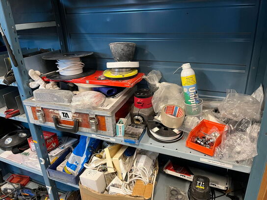 Reol med div. værktøj og tilbehør