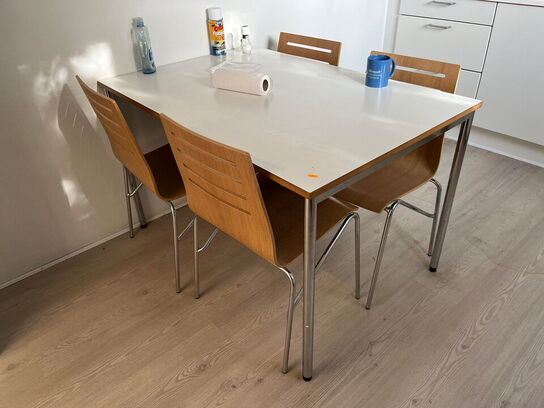 Spisebord med 4 stk. stole