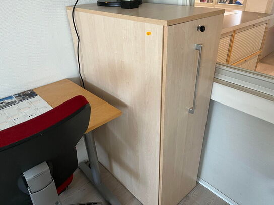 Skrivebord, stol og reol