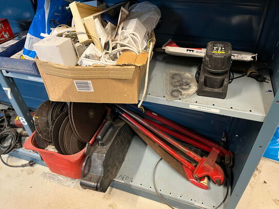 Reol med div. værktøj og tilbehør