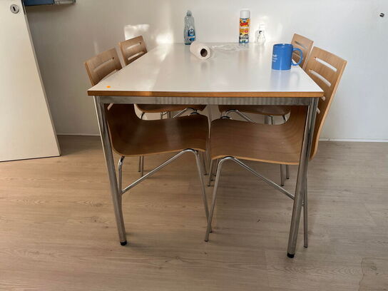 Spisebord med 4 stk. stole