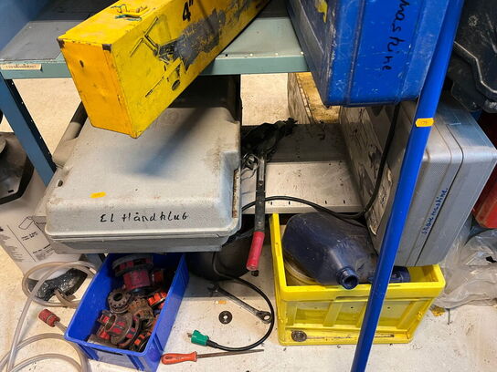 Reol med div. værktøj og tilbehør