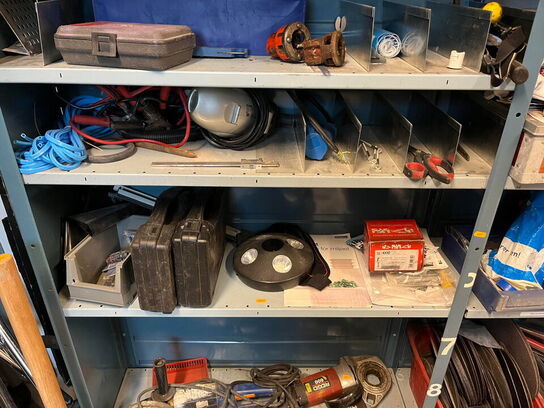 Reol med div. værktøj og tilbehør