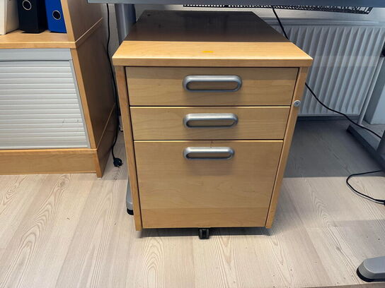 El. hæve/sænke skrivebord, 2 stk. skuffemoduler,  2 stk. reol