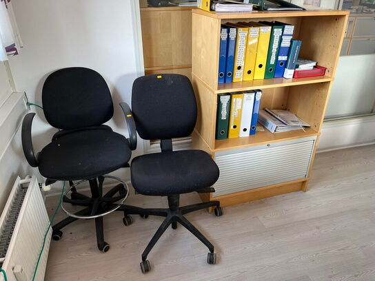 2 stk. kontorstole samt reol 