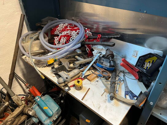 Reol med div. værktøj og tilbehør
