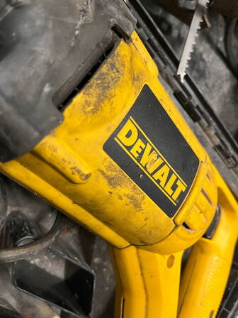 Bajonetsav, DEWALT DW304PK, samt stiksav og sliber