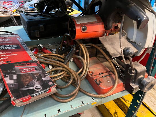 Reol med div. værktøj og tilbehør