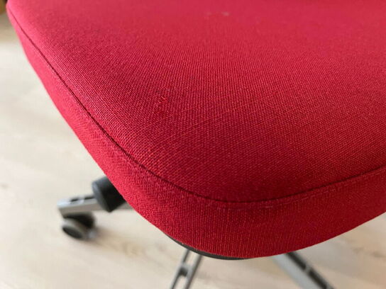 Skrivebord, stol og reol