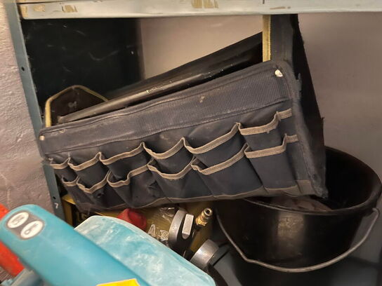 Reol med div. værktøj og tilbehør