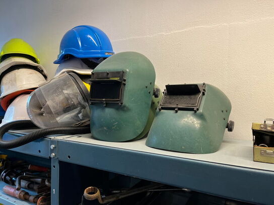 Reol med div. værktøj og tilbehør