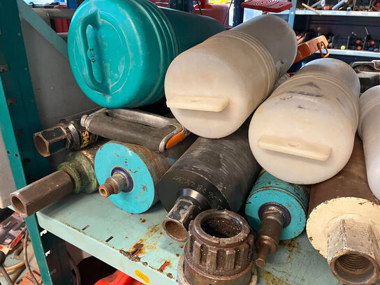 Reol med div. værktøj og tilbehør