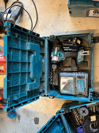 2 stk. kasser med indhold