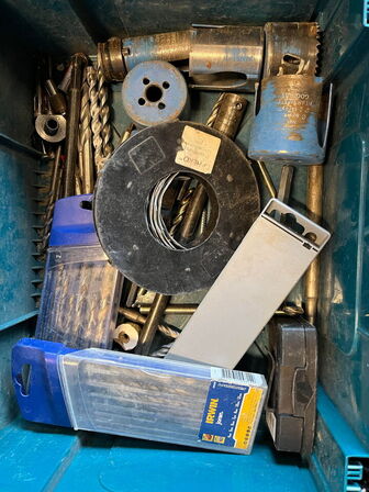 2 stk. kasser med indhold