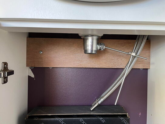 Vask med skab, udstillingsmodel