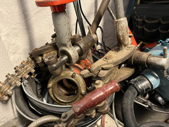 Reol med div. værktøj og tilbehør