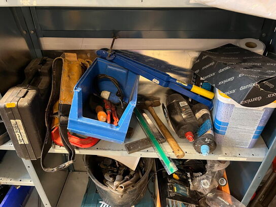 Reol med div. værktøj og tilbehør