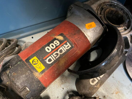 Reol med div. værktøj og tilbehør