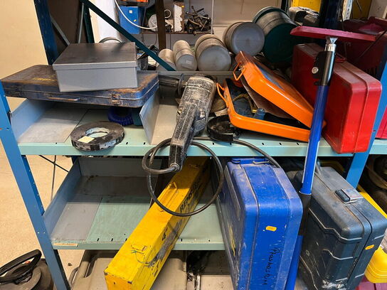 Reol med div. værktøj og tilbehør