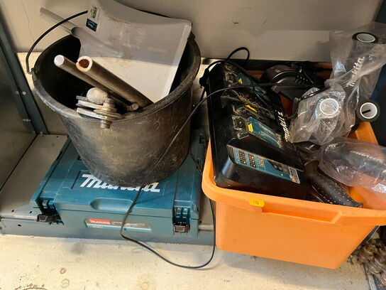 Reol med div. værktøj og tilbehør