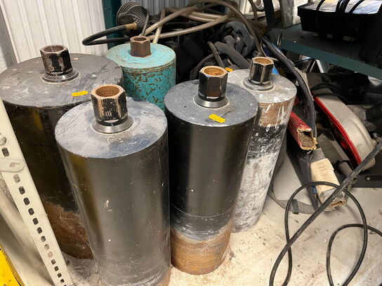 Reol med div. værktøj og tilbehør