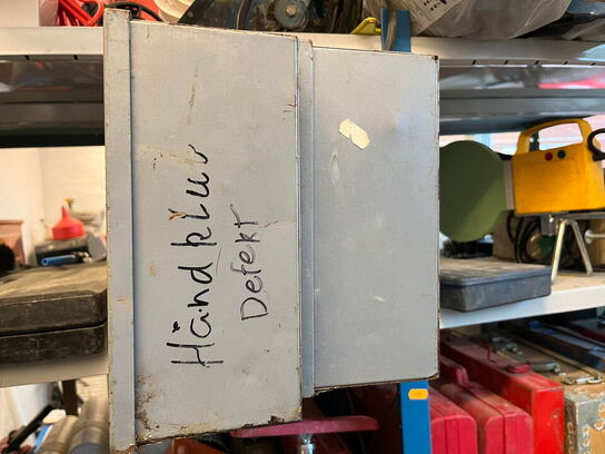 Reol med div. værktøj og tilbehør