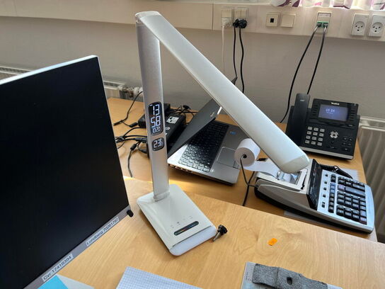 El. hæve/sænke skrivebord, 2 stk. reoler og kontorstol